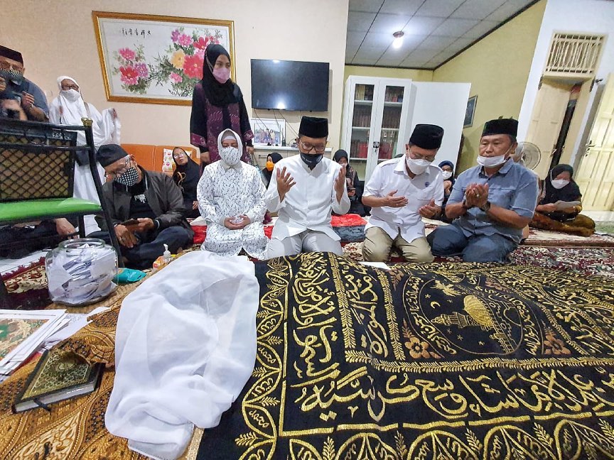 Sekretaris Dinas Kebudayaan Wafat, Danny-Indira Langsung Melayat ke Rumah Duka